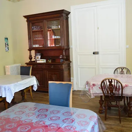 La Brasserie D'hotes De Delphine 住宿加早餐酒店 Saulgé