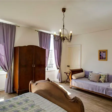 Panzió La Brasserie D'hotes De Delphine Saulgé
