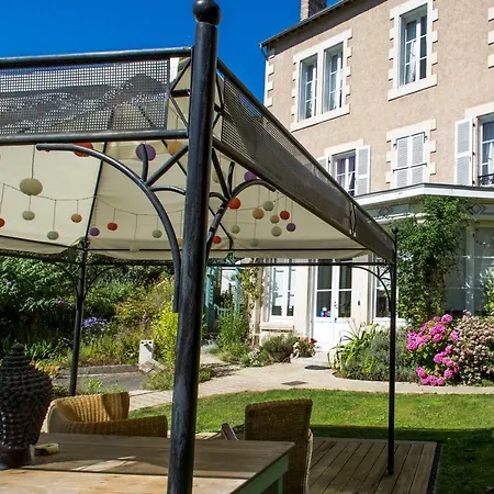 La Brasserie D'hotes De Delphine 住宿加早餐酒店 Saulgé