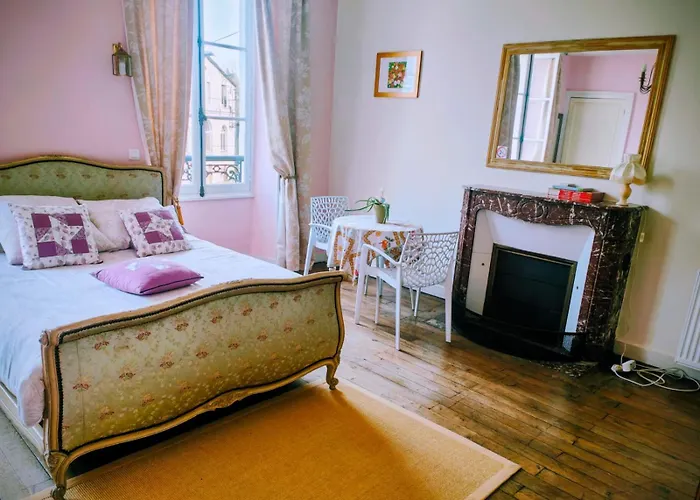 La Brasserie D'hotes De Delphine 住宿加早餐酒店 Saulgé